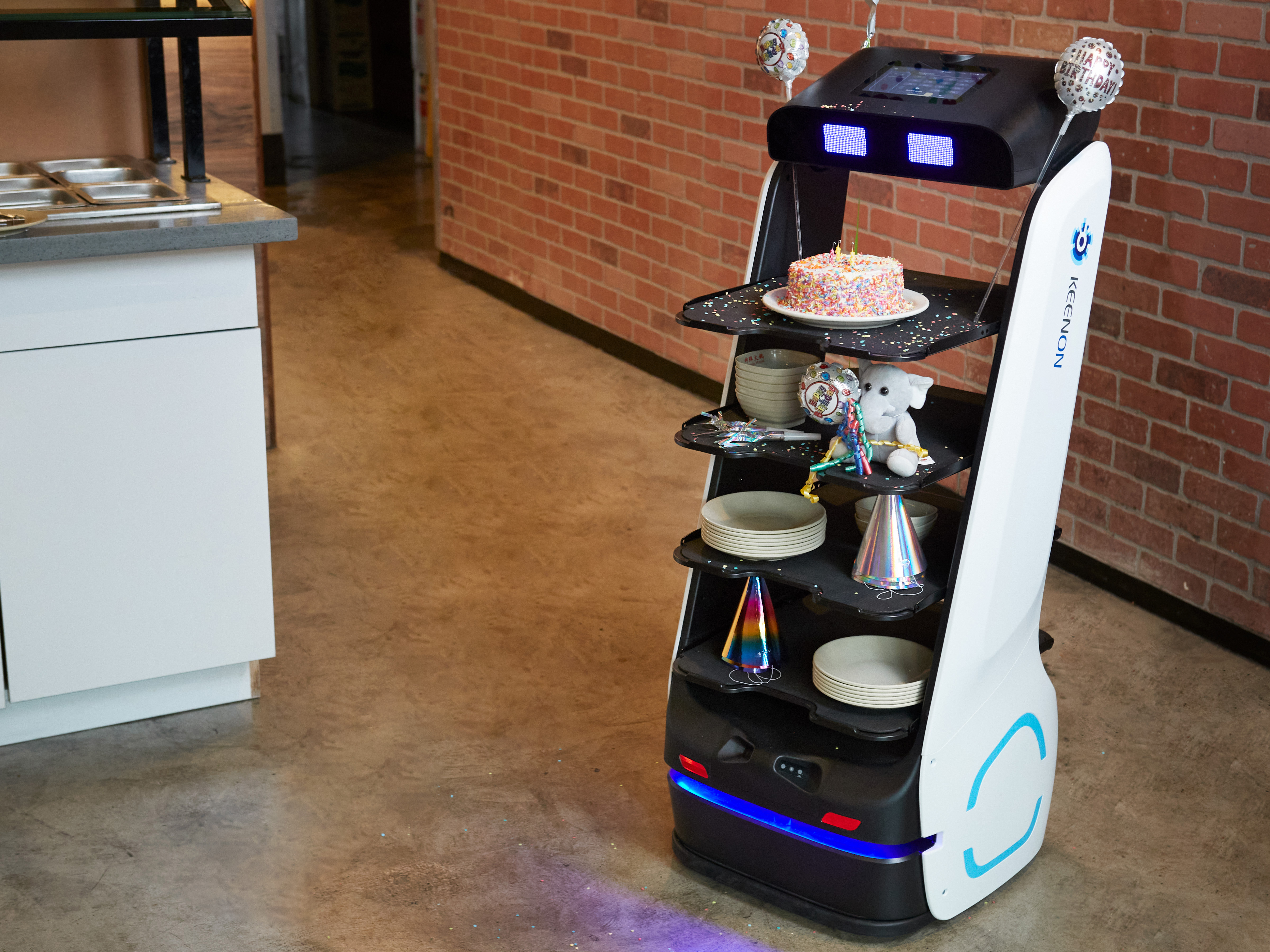 서빙로봇이 물건을 서빙하는 모습